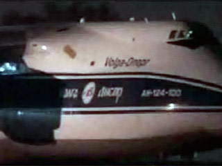 Гражданский транспортный самолет Ан-124 авиакомпании "Волга-Днепр", направлявшийся чартерным рейсом в Афганистан с американской базы на острове Диего-Гарсия, был принужден минувшей ночью индийскими ВВС совершать посадку в аэропорту Мумбаи