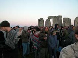 Боем барабанов, хоровым пением и танцами около 30 тыс человек, собравшихся у древнего сооружения Стоунхендж, в южной Англии, встретили сегодня рождение самого долгого дня в году