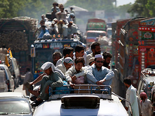 В Пакистане приблизительно 40 тыс. человек покинули свои дома перед началом наступления правительственных войск на цитадель "Талибана" в Южном Вазиристане