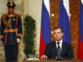 Президент РФ Дмитрий Медведев заявил во вторник в Египте, что Москва против попыток учить демократии арабский мир и напрямую вмешиваться в его дела