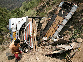 На севере Индии автобус упал в пропасть: 25 человек погибли, 43 ранены