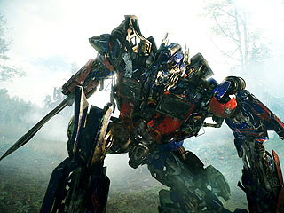В четверг, 24 июня на экраны кинотеатров выйдет долгожданное продолжение фильма Майкла Бэя о войне гигантских роботов "Трансформеры: Месть падших"