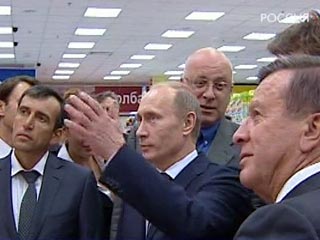 Премьер-министр РФ Владимир Путин добавил разнообразия в рутинные совещания правительства, неожиданно прервав одно из таких и посетив московский супермаркет