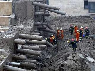 Почти построенный 13-этажный жилой дом в Китае рухнул, при этом не развалившись, погиб рабочий