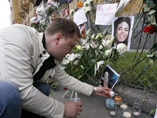Поклонники умершего в ночь на 26 июня по Москве в возрасте 50 лет "короля поп- музыки" Майкла Джексона не перестают нести цветы к устроенной у посольства США в России "стене памяти"