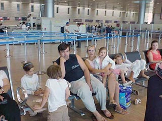 Свыше 100 российских туристов, которые должны были вылететь в Ростов рейсом авиакомпании "Аэрофлот-Дон" в 10:25, остаются в аэропорту имени Бен-Гуриона из-за отмены рейса