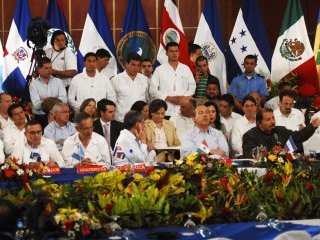 Страны Центральноамериканской интеграционной системы (ЦАИС) приняли решение "прервать политические, экономические, финансовые, спортивные контакты и проекты сотрудничества" с правительством путчистов в Гондурасе