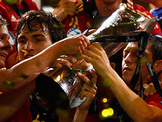Начисто переиграв англичан, сборная Германии по футболу впервые в истории завоевала в Мальме "золото" чемпионата Европы среди молодежи