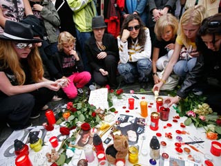 Убитые горем фанаты поп-короля Майкла Джексона совершают самоубийства из-за смерти кумира. Об этом сообщают представители самого большого фан-клуба певца