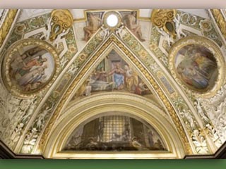 В ходе реставрационных работ в Капелле Паулина, являющейся частью музеев Ватикана, было сделано открытие. Как считают исследователи, один из образов на росписи стен является автопортретом Микеланджело, на котором великий мастер изобразил себя в голубом тю