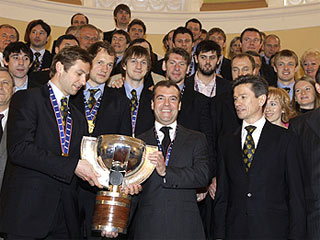 Президент РФ наградил чемпионов мира по хоккею орденами и медалями