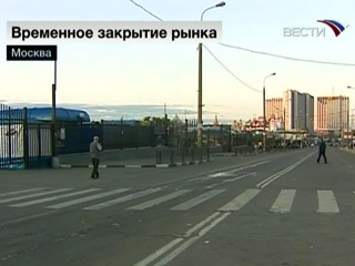Черкизовский рынок на востоке Москвы, временно закрытый в понедельник из-за нарушения санитарных норм, по-прежнему не работает, скопления людей не наблюдается