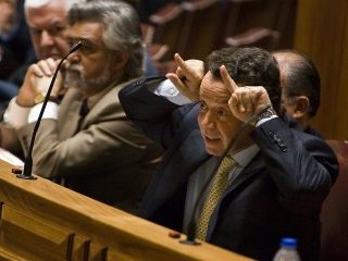 Министр экономики и инноваций Португалии Мануэл Пинью ушел в отставку из-за неприличного жеста, показанного оппонентам в парламенте