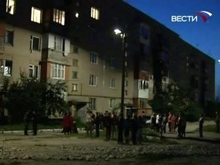Двое боевиков, мужчина и женщина, блокированные в квартире жилого дома в Нальчике, сдались сотрудникам милиции