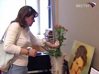 В фойе зала Чайковского поставили фотопортреты Людмилы Георгиевны с траурной лентой
