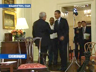 Президент США Барак Обама в интервью программе "Вести в субботу" заявил, что цель его приезда в Россию - нажать кнопку перезагрузки отношений двух стран
