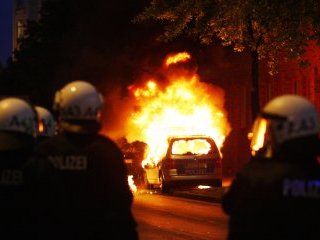 В Гамбурге в результате столкновений между представителями местной левацкой группировки "Роте флора" ("Красная флора") с полицией в минувшие выходные ранения получили 27 полицейских