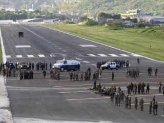 Самолет со свергнутым президентом Гондураса Мануэлем Селайей не смог приземлиться в аэропорту гондурасской столицы, полностью блокированном военными. Они вывели непосредственно на взлетно-посадочную полосу автомобильную технику