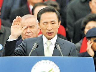 Президент Южной Кореи Ли Мен Бак, который провел в бедности детские и юношеские годы, пожертвовал 33,1 млрд вон (26 млн долларов) фонду, организованному для помощи нуждающимся студентам