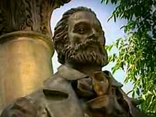 Скульптура, изображающая писателя и публициста Уолта Уитмена, установлена на Ленинских горах перед зданием филологического факультета МГУ