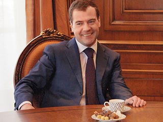 Российский эксперт о Медведеве: он "параноиднее" Путина и доверяет только своей жене Светлане