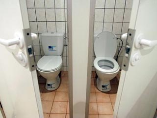 Мэрия литовского города Клайпед нашла оригинальный способ бороться с вандалами, которые портят автоматические общественные туалеты. Людей, которые проводят в кабинке более пяти минут, предлагают автоматически запирать внутри