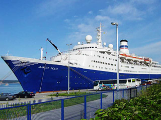 На северо-востоке Шотландии в порту Хайлэнд круизный лайнер "Марко Поло" был поставлен на якорь после того, как среди пассажиров началась эпидемия желудочного гриппа
