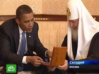 На память о встрече предстоятель РПЦ подарил президенту Соединенных Штатов икону Божией Матери