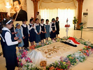 Могила бывшего иракского лидера Саддама Хусейна стала местом паломничества для его последователей, особенно в день его рождения 28 апреля
