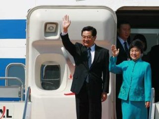 Председатель КНР Ху Цзиньтао, с воскресенья находившийся с визитом в Италии, срочно отправился домой, не дождавшись начала саммита "Большой восьмерки"