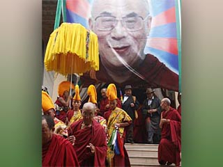 Далай-лама XIV отметил накануне свой 74-й день рождения и выразил надежду, что молитвы буддистов всего мира помогут ему прожить "как минимум 100 лет"