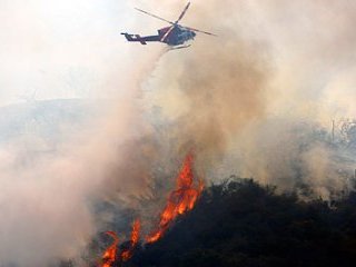 Порядка 150 брандмейстеров при поддержке вертолетов ведут борьбу с сильным пожаром на склоне холмов Санта-Моники, пригорода Лос-Анджелеса