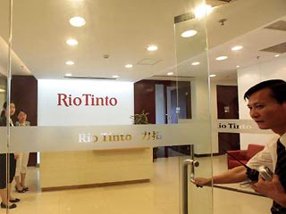 Из офиса Rio Tinto в Шанхае были изъяты компьютеры, вероятно, содержащие информацию о контрактах на поставку железной руды, сообщили источники агентства