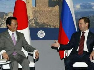 Медведев и Асо обсудили в Аквиле мирный договор и Курилы
