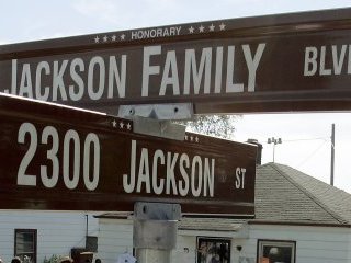 Поминальная служба по "королю поп-музыки" пройдет в городе Гэри (штат Индиана), в котором родился и в детстве жил Майкл Джексон