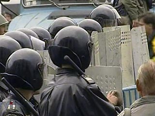 Протестующие алтайские рабочие вновь оттеснены с федеральной трассы бойцами ОМОНа. Есть задержанные