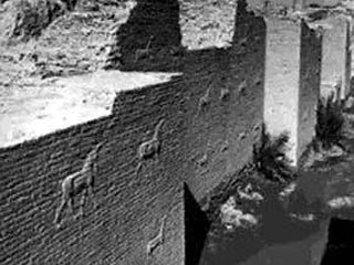 Войска международных коалиционных сил в Ираке во главе с США нанесли серьезный ущерб всемирно известному археологическому комплексу древнего Вавилона