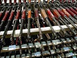 Объем легальной торговли легким и стрелковым оружием в мире за шесть лет (с 2000 по 2006 годы) вырос почти до трех миллиардов долларов (2,9)
