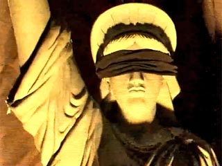 Неизвестные сняли на видео казнь статуи Свободы и выложили ролик на Youtube. Для съемки использовалась 90-килограммовая копия символа Нью-Йорка, которую украли меньше месяца назад в бруклинском кафе Vox Pop