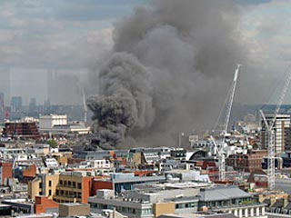 Крупный пожар уничтожил 75% здания в центральном лондонском районе Сохо