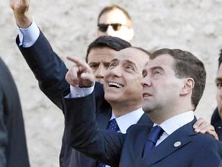 По инициативе итальянской стороны в субботу состоялся телефонный разговор президента РФ Дмитрия Медведева с премьер-министром Италии Сильвио Берлускони, сообщила пресс-служба Кремля