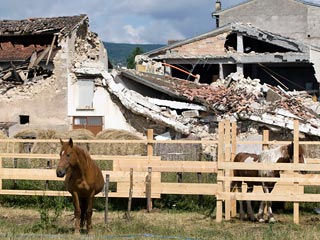 Новое сильное землетрясение произошло в воскресенье в районе итальянского города Аквила, где в пятницу завершился саммит "большой восьмерки"