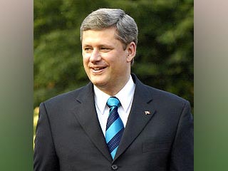 Премьер-министр Канады Стивен Харпер оказался в центре скандала после того, как получил из рук католического священника причастие