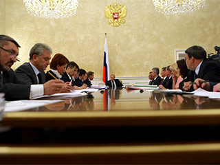 На совещании по экономическим вопросам у премьер-министра Владимира Путина 13 июля впервые были названы некоторые реальные цифры для формирования бюджета на 2010 год
