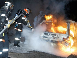 Более 300 автомашин сожжены во Франции накануне национального праздника - Дня взятия Бастилии