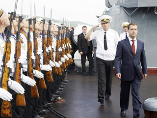Президент России Дмитрий Медведев осмотрел во вторник гвардейский ракетный крейсер "Москва" в акватории Новороссийской бухты
