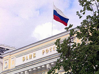 Банк России призывает не реагировать бурно на колебания курса рубля при существенных изменениях цен на нефть и не видит "ничего страшного", если доллар будет стоить не 31-32 рубля, а 33 или 35 рублей