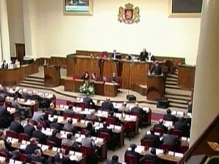 Парламент Грузии принял обращение к международному сообществу, в котором содержится просьба дать правовую оценку поездки президента России Дмитрия Медведева 13 июля в Южную Осетию