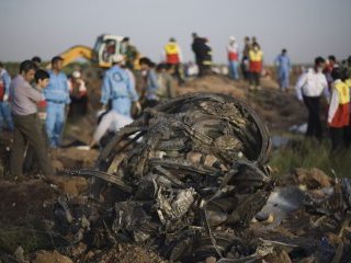 Обнаружены два из трех "черных ящиков" самолета Ту-154, разбившегося близ иранского города Казвин