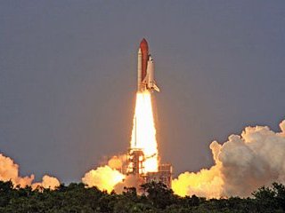 Американский космический корабль Endeavour стартовал с космодрома на мысе Канаверал (штат Флорида) и без проблем вышел на орбиту на 9-й минуте полета
